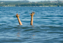 صورة سيلبابي طفلين توفيا غرقا في إحدى البرك المائية في طرف المدينة