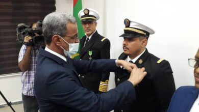 صورة توشيح قائد خفر السواحل الموريتاني وممثله بالمنطقة الجنوبية