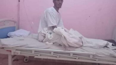 صورة وصول المنقب الناجي من حادث انهيار “اصبيبرات” إلى المستشفى العسكري