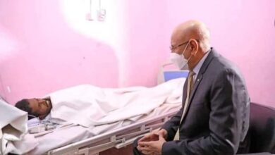 صورة رئيس الجمهورية يزور المواطن الناجي من حادث انهيار “اصبيبرات”