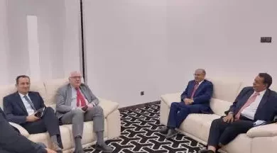 صورة مباحثات بين رئيس جامعة لعيون الإسلامية و مستشار في الخارجية الفرنسية