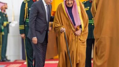 صورة «غزواني» يعبر عن ارتياحه لتماثل العاهل السعودي للشفاء