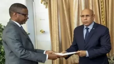 صورة الوزير الأول يقدم استقالة حكومته