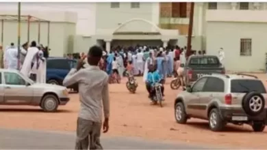 صورة باسكنو: تجمهر عشرات الأشخاص أمام مقر الحاكم