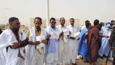 صورة وقفة أمام الرئاسة احتجاجا على وضعية الخدمات في العيون