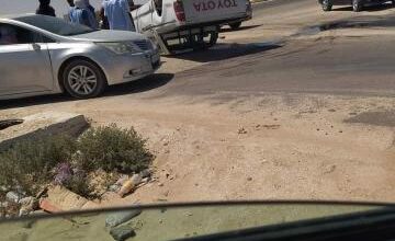 صورة انقلاب سيارة من نوع” تويوتا هايلكس” فى ساحة المطار القديم