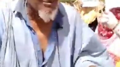 صورة شيخ ضرير يناشد الرئيس رفع الظلم من قاعة الحرية أمام القصر (فيديو)