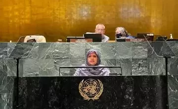 صورة بنت عبد المالك تلقي خطابا أمام الأمم المتحدة باسم الحكومات المحلية والجهوية