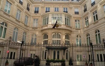 صورة حارس السفارة القطرية في باريس يلقى حتفه جراء طعنه أمام مبنى السفارة، والشرطة تعتقل المنفذ.