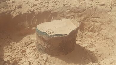 صورة استخراج قِدر كنز الطينطان فارغا من الذهب