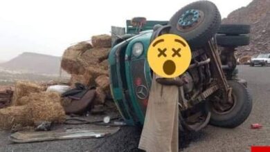 صورة سكان  تيارت يشكو العزلة التامة  بسبب إنقلاب شاحنة وسد ها للطريق الرابط بين وادي تيارات وأطار