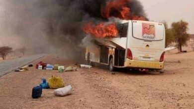صورة انفجار عجلة حافلة سونف يسبب لها الاشتعال قرب مقطع لحجار