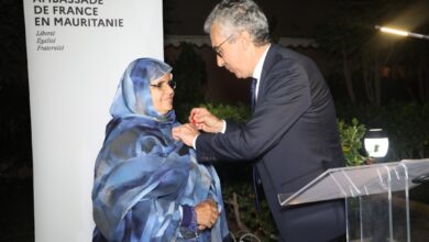 صورة السفير الفرنسي يوشح رئيسة جهة نواكشوط باسم رئيس الجمهورية الفرنسية