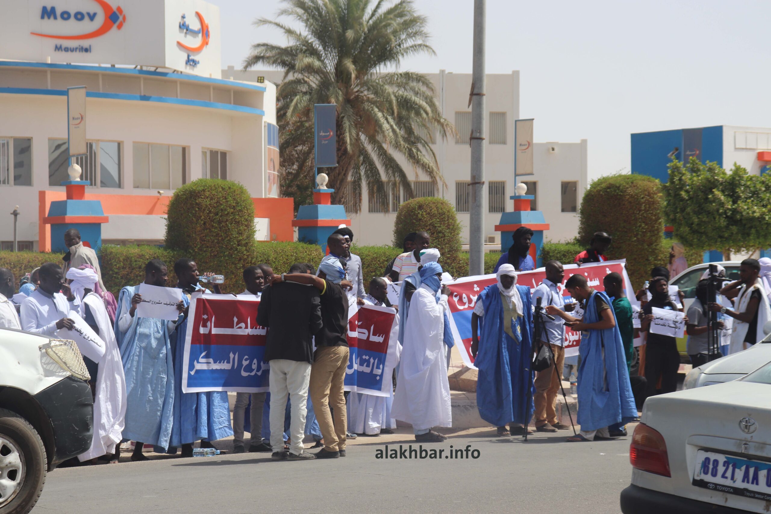 صورة عمال محتجون: موريتل تنصلت من التزاماتها ورواتبنا لا تناسب رقم الأعمال