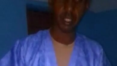 صورة باسكنوا: الحاكم يقابل مواطن بإساءة بالغة بعد شكواه من ضريبة مجحفة