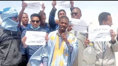 صورة نشطاء يتظاهرون احتجاجا على انقطاعات المياه بمدينة نواذيبو