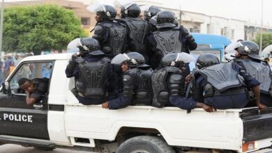 صورة بعد مناوشات بين حراس ومتظاهرين.. استنفار أمني أمام وزارة العمل الاجتماعي