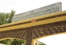 صورة وزير العمل يتسلم عشرات العرائض المطلبية