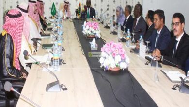 صورة وزير الشؤون الخارجية يعقد جلسة عمل مع وزير الخارجية السعودي