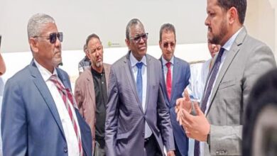 صورة رئيس المنطقة الحرة يؤدي زيارة لمنشأة خاصة بتبريد وتصدير الأسماك بمطار نواذيبو الدولي