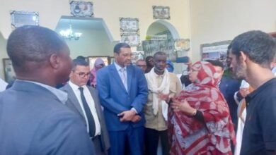 صورة والي الحوض الغربي يتفقد مقر الاتحادية الجهوية للصناعة التقليدية في لعيون