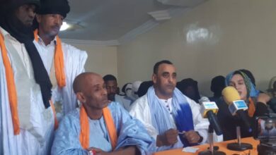 صورة الأمن يصادر لافتة تحمل صور عزيز عقب انتهاء نشاط لحزب الرباط