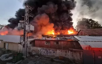 صورة إعلام إسرائيلي: حريق في منشأة لوجستية في حيفا تحوي موادّ خطرة