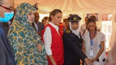 صورة الملكة الإسبانية تؤدي زيارة للمفوضية الخاصة بالقصر المتنازعين مع القانون
