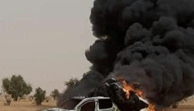 صورة النيران تلتهم سيارة للنقل قرب قرية بمقاطعة اركيز (صورة)