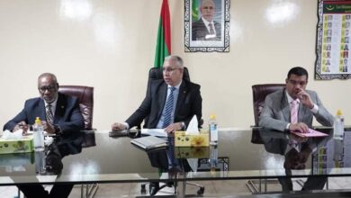 صورة وزير الصحة يجتمع بديوانه ويعرض أمامهم المهام الموكلة إليهم