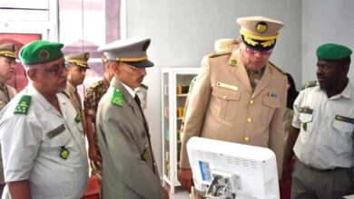 صورة وفد من الجيش الجزائري يؤدي زيارة لمؤسسة تصنيع الملابس
