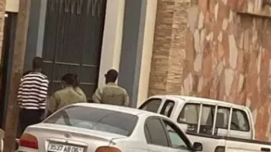 صورة الشرطة تسلم الرئيس السابق أمر إحالته للمحكمة :المصدر :وكالات:
