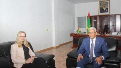 صورة وزير المياه يجري مباحثات مع السفيرة الأمريكية