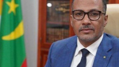 صورة رئيس اتحاد أرباب العمل الموريتانيين يطمئن ” لازيادة في سعر الخبز . (تغريدة)