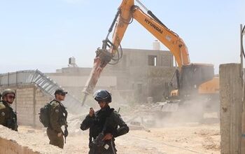 صورة فلسطين المحتلة: جرافات الاحتلال تهدم منزلي منفذي عملية “أرئيل”