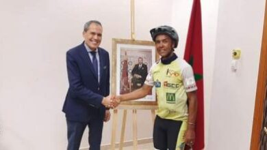 صورة نواكشوط : سفير المغرب يستقبل رياضي مغربي قادما من أوروبا عبر دراجة هوائية