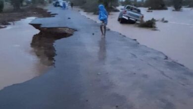 صورة فريق مؤسسة صيانةالطرق يتجه إلى طريق كرو كامور لإصلاح الأعطاب الناجة عن الأمرطار