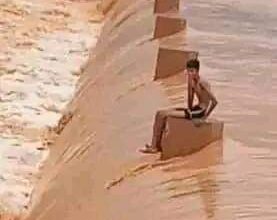 صورة إرسال مروحية عسكرية لإنقاذ الطفل العالق في سد بومديد