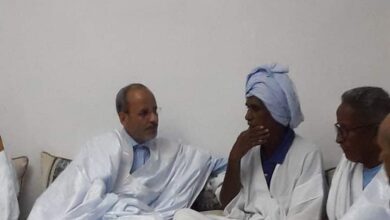 صورة الوجيه أحمد أعمر ولد عبدي يعرض تاريخ مركز الرشيد وحاضره أمام رئيس الحزب الحاكم