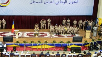 صورة دبلوماسيين بينهم موريتاني يتوسطون في الأزمة اتشادية