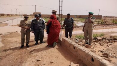 صورة والي آدرار المساعد يتفقد بعض الأحياء السكنية في مدينة أطار