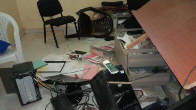 صورة لبراكنه: محتجون يقتحمون مبنى بلدية بوحديده ويشعلون النار في الشارع (صور)