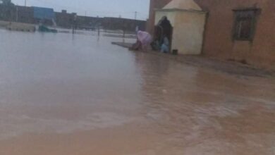 صورة أسر في الغايرة تغادر منازلها بسبب السيول الجارفة