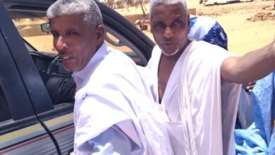 صورة رئيس مهرجان لحويطات يستقبل ولد القاسم فور وصوله للقرية
