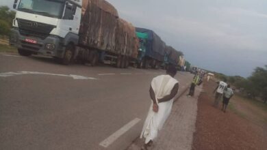 صورة كيفة.. سقوط شاحنة يسبب إغلاق الطريق بين لعصابة والحوضين