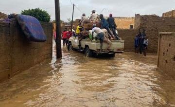 صورة الجيش الوطني يشرف على إنقاذ الأسر المتضررة جراء الأمطار في مدينة كيهيدي