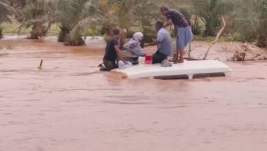 صورة فرقة الحماية المدنية باكجوجت تنقذ ركاب سيارة إسعاف جرفتها السيول