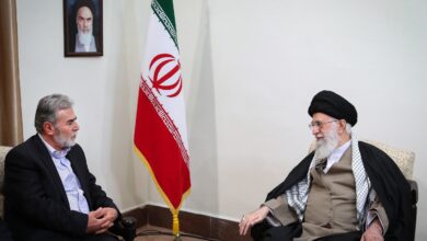 صورة السيد خامنئي لنخالة: أثبتم أنّ أي جزء مقاوِم يستطيع تمريغ أنف العدو بالتراب