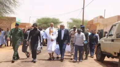 صورة وزير المياه لسكان انبيكه: الحكومة تتابع أحوالكم بشكل يومي