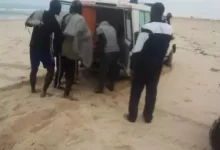 صورة إنقاذ شابين غرقا قبالة شواطئ نواكشوط